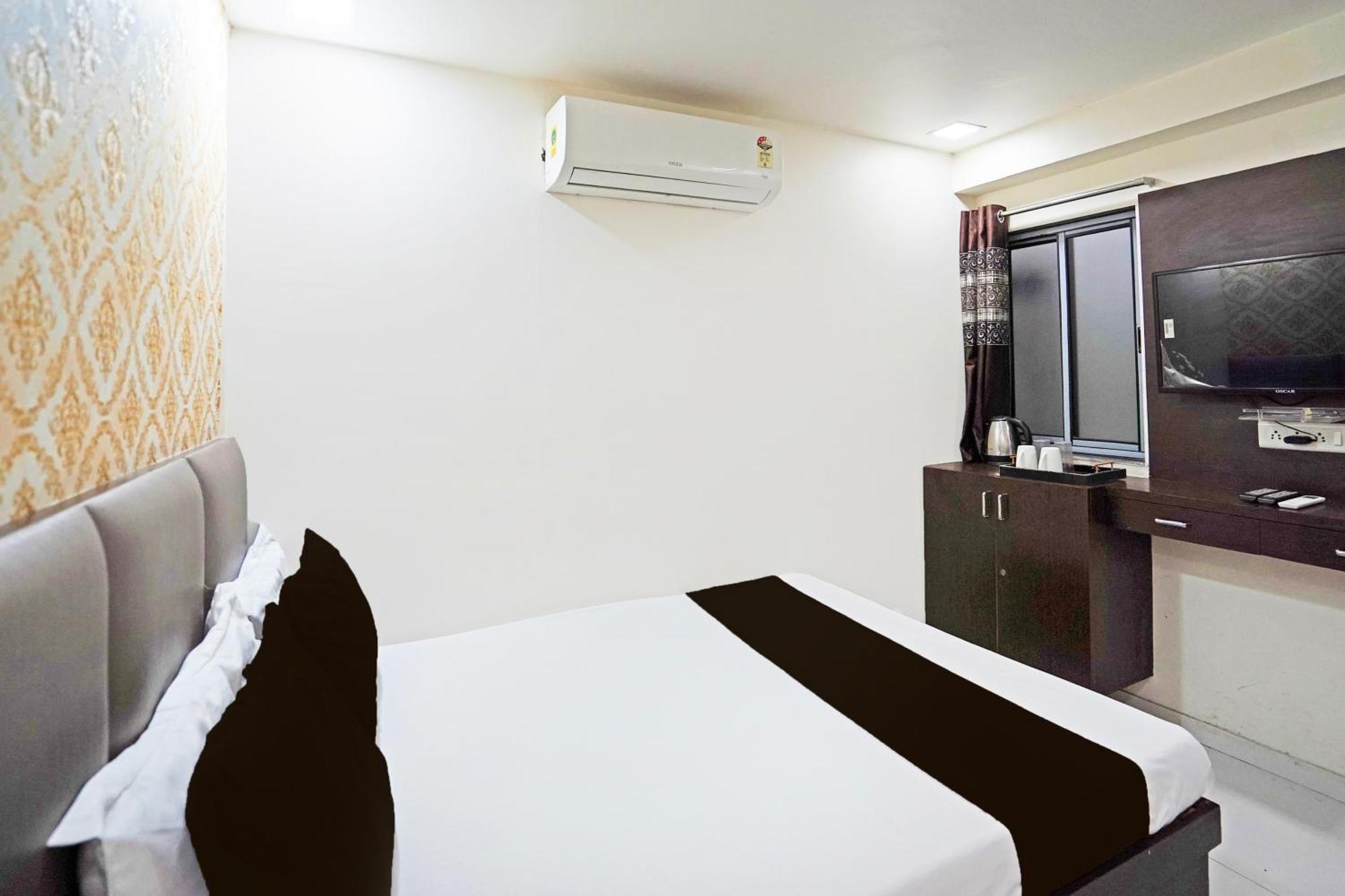 Hotel O S. G. Highway Formerly I Land Park 아흐메다바드 외부 사진
