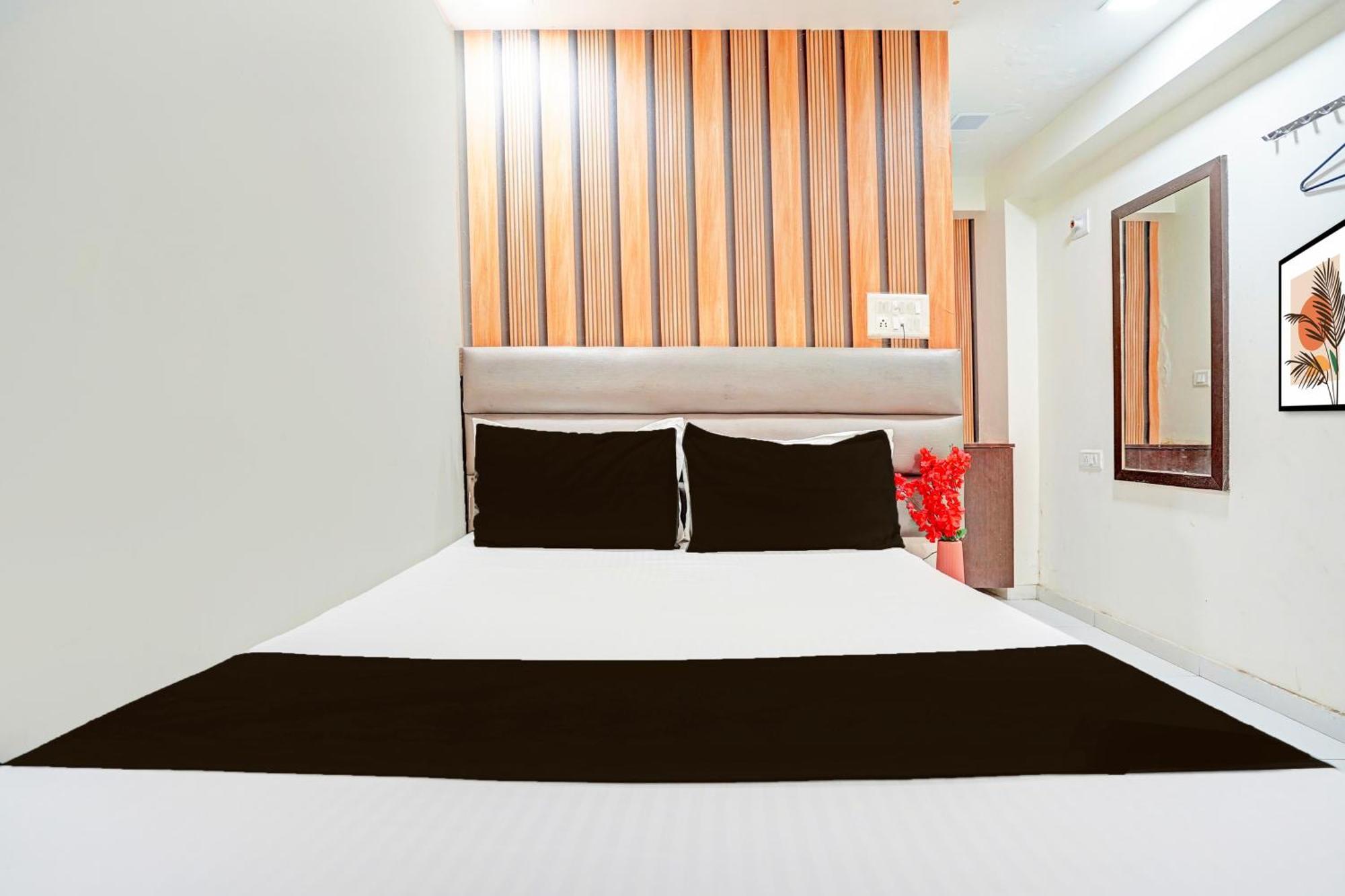 Hotel O S. G. Highway Formerly I Land Park 아흐메다바드 외부 사진