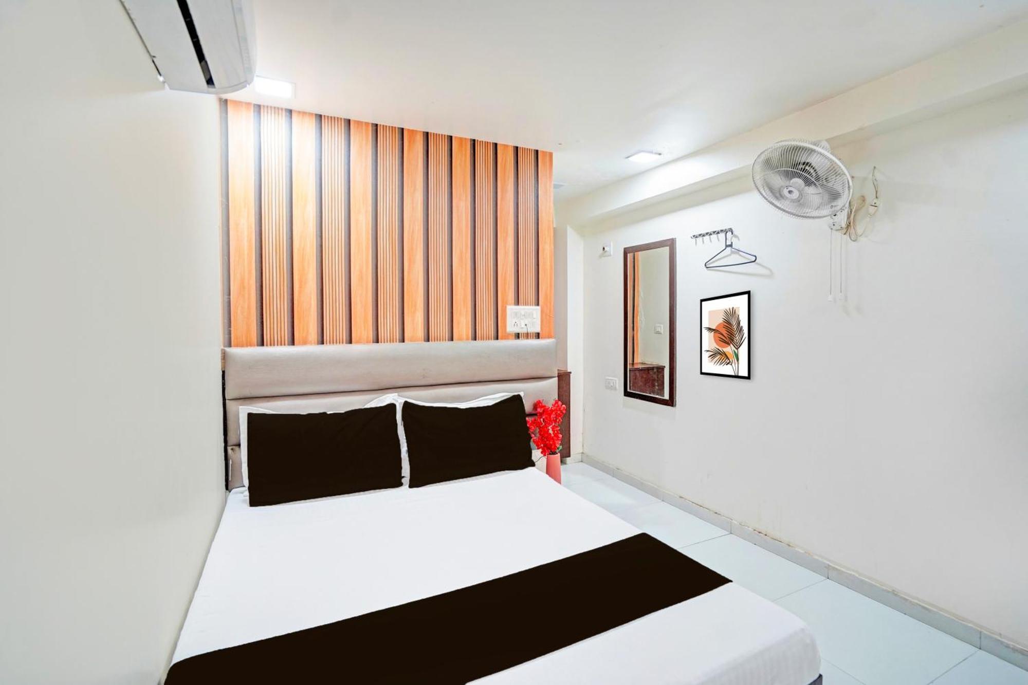Hotel O S. G. Highway Formerly I Land Park 아흐메다바드 외부 사진