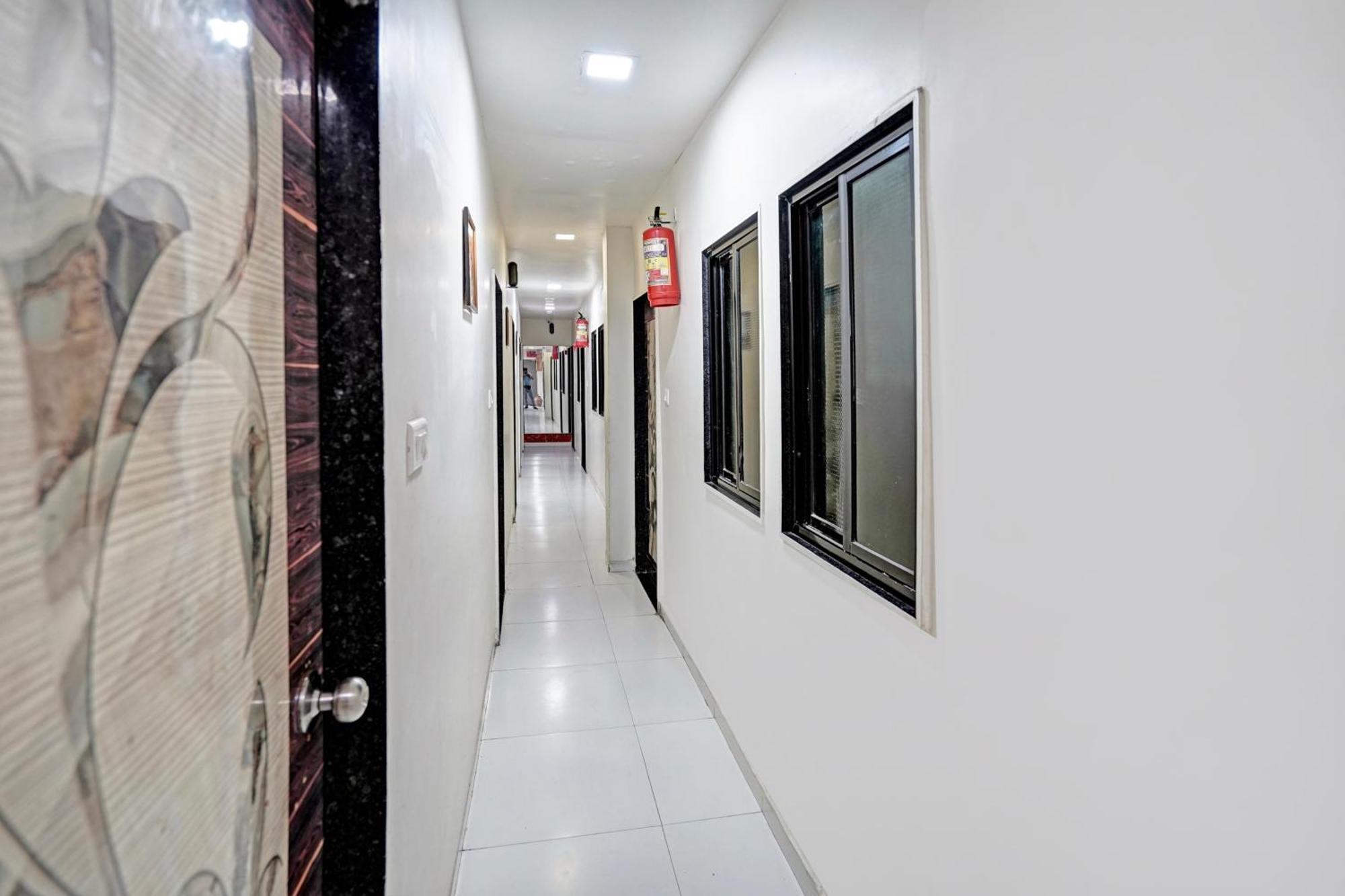 Hotel O S. G. Highway Formerly I Land Park 아흐메다바드 외부 사진